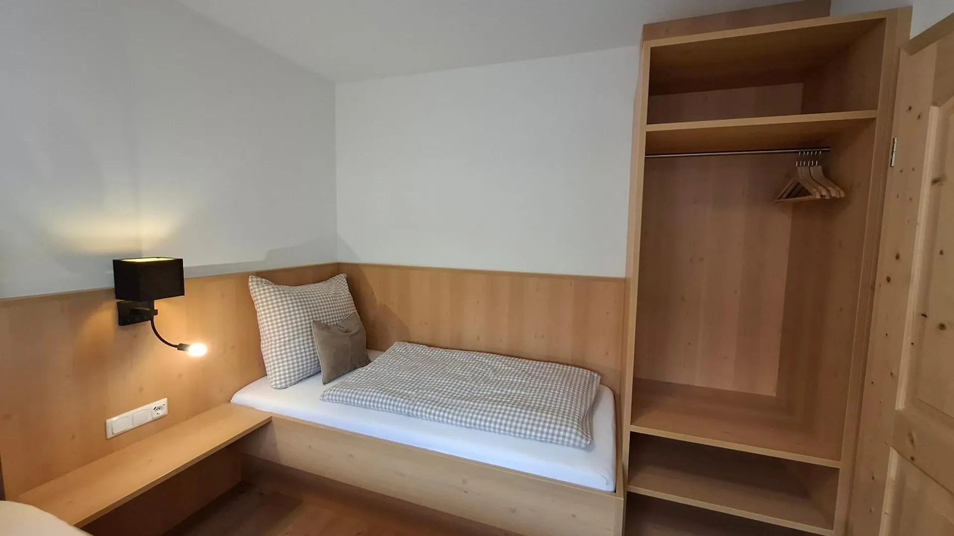 Hell Hof Appartement Innsbruck 0*,  Oostenrijk